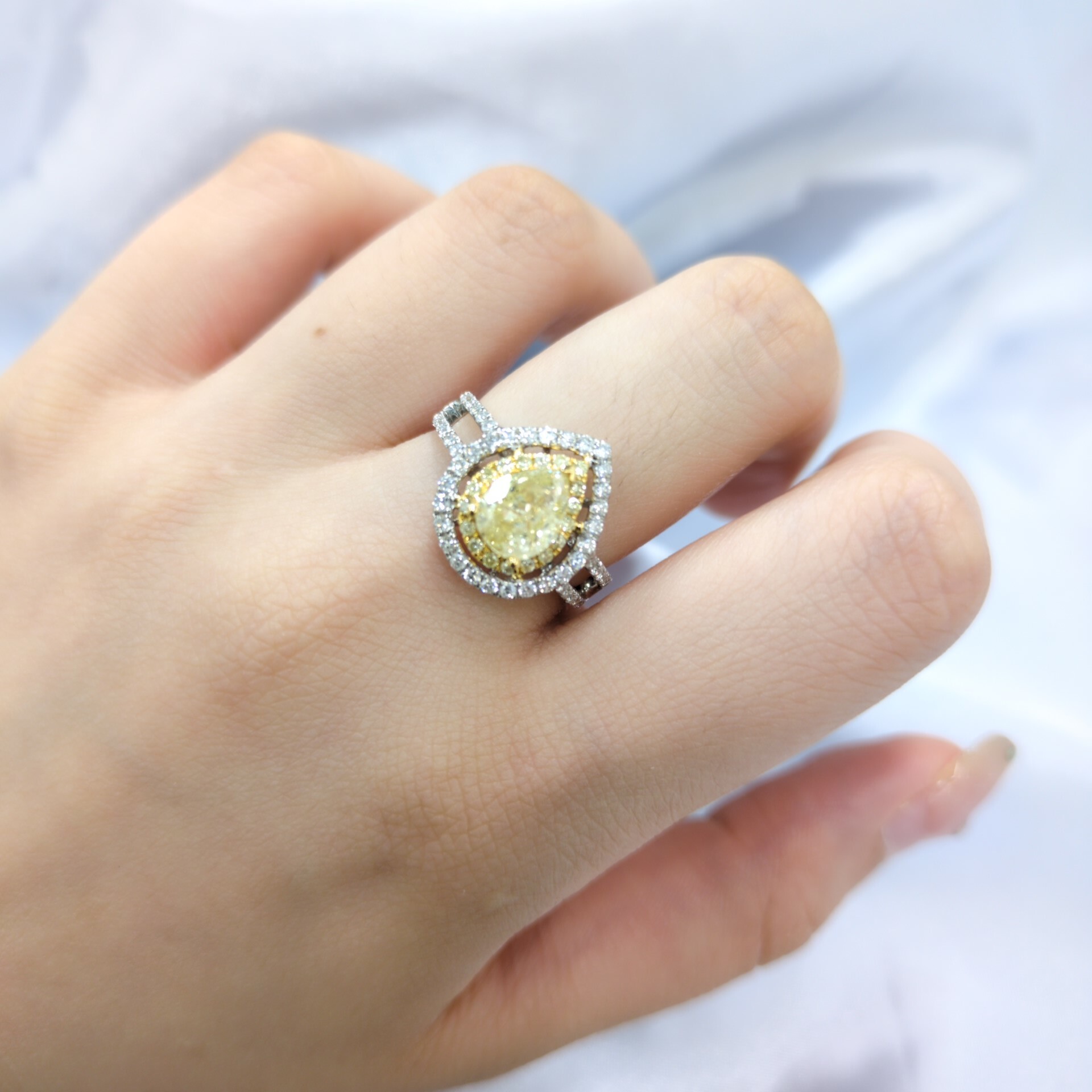 18K Gold 1.60ct Fancy Yellow Pear Cut Diamond Ring