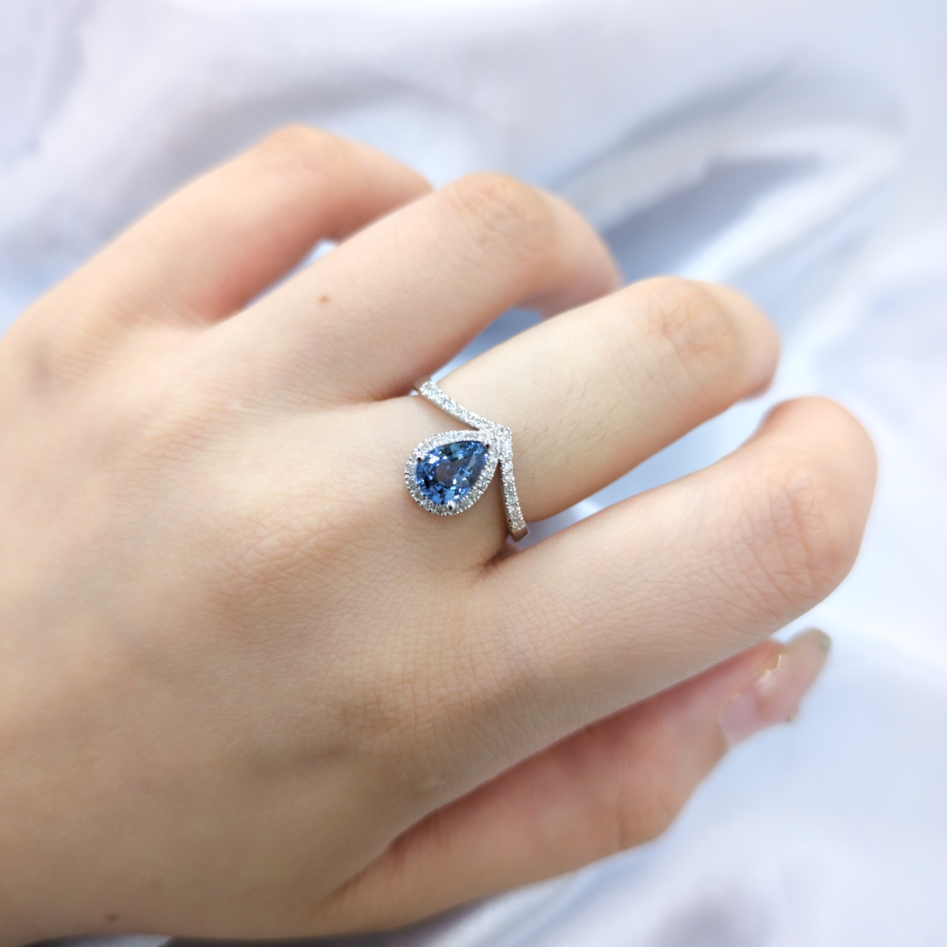 18K White Gold 1.03ct Sapphire and Diamond Ring