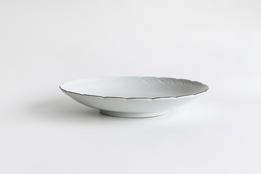 水野克俊-白磁輪花口紅鎬紋大皿