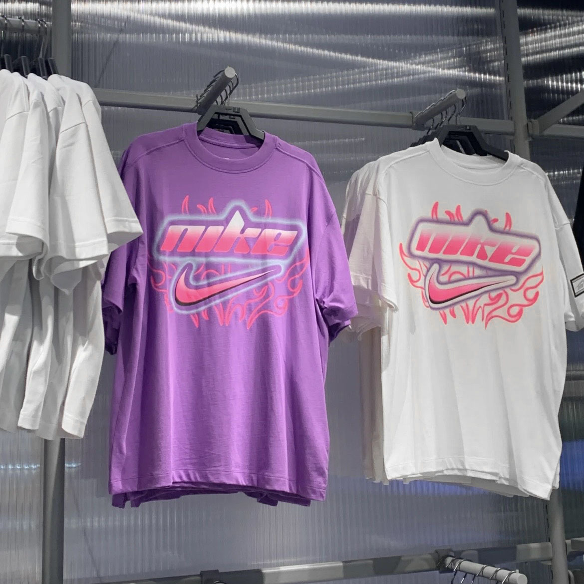 Nike Sportswear Y2K字體 短袖 T恤 寬大版型 紫/黑/白 共三色