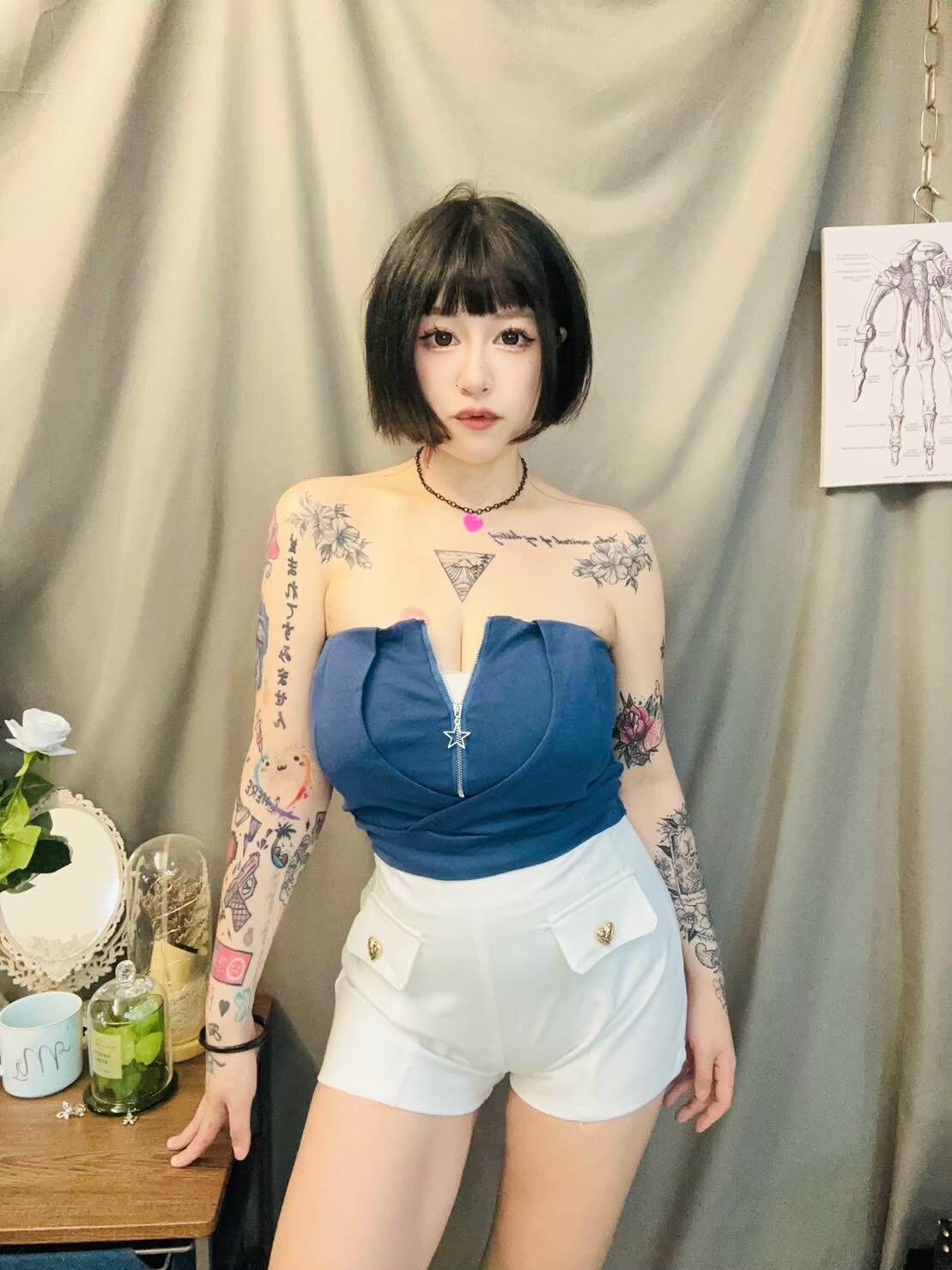 金愛心釦小V寬褲管短褲