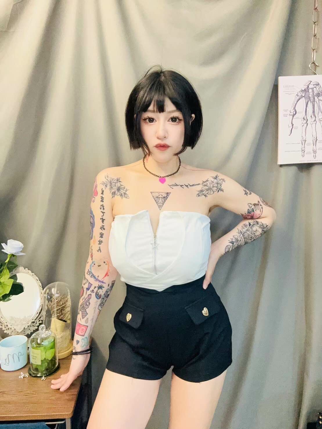 金愛心釦小V寬褲管短褲