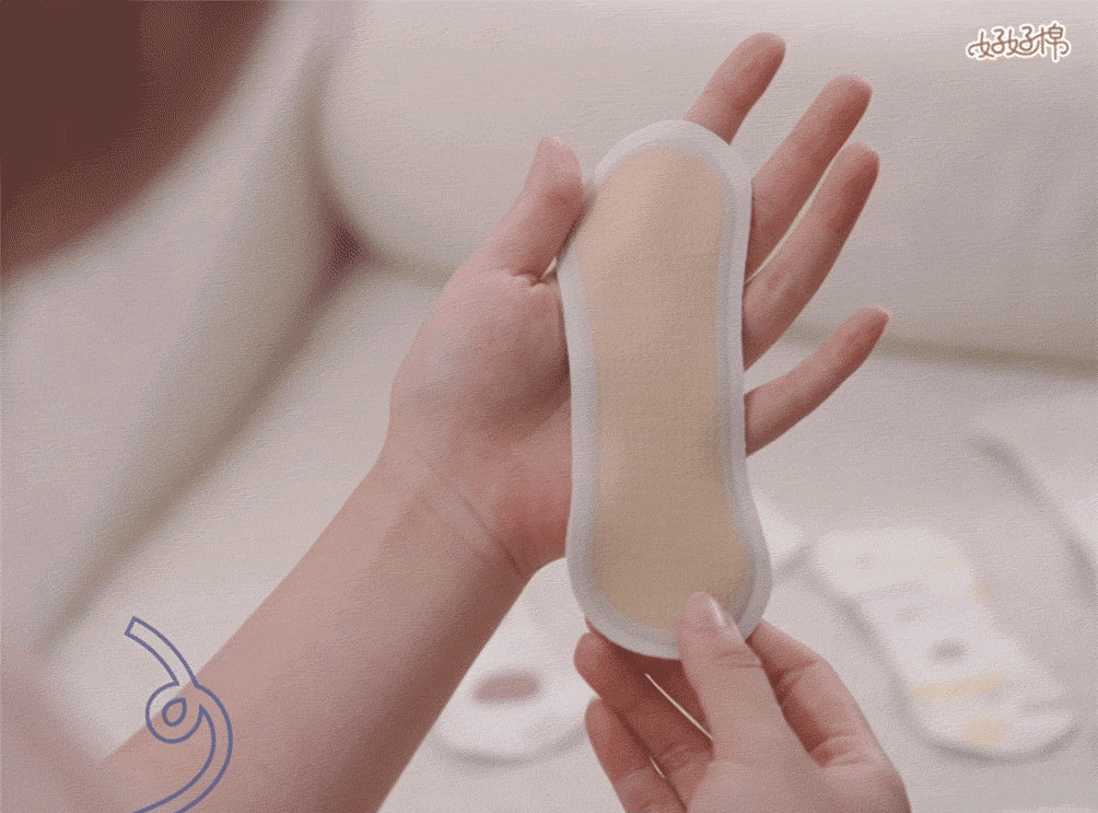 女孩手裡拿著可水洗護墊