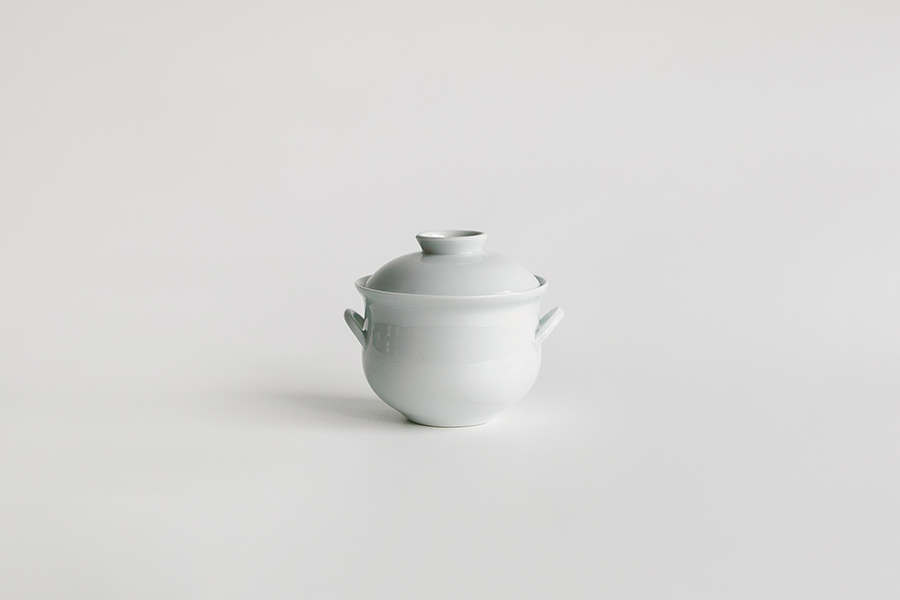 水野克俊-白磁附把手蓋物(反型)