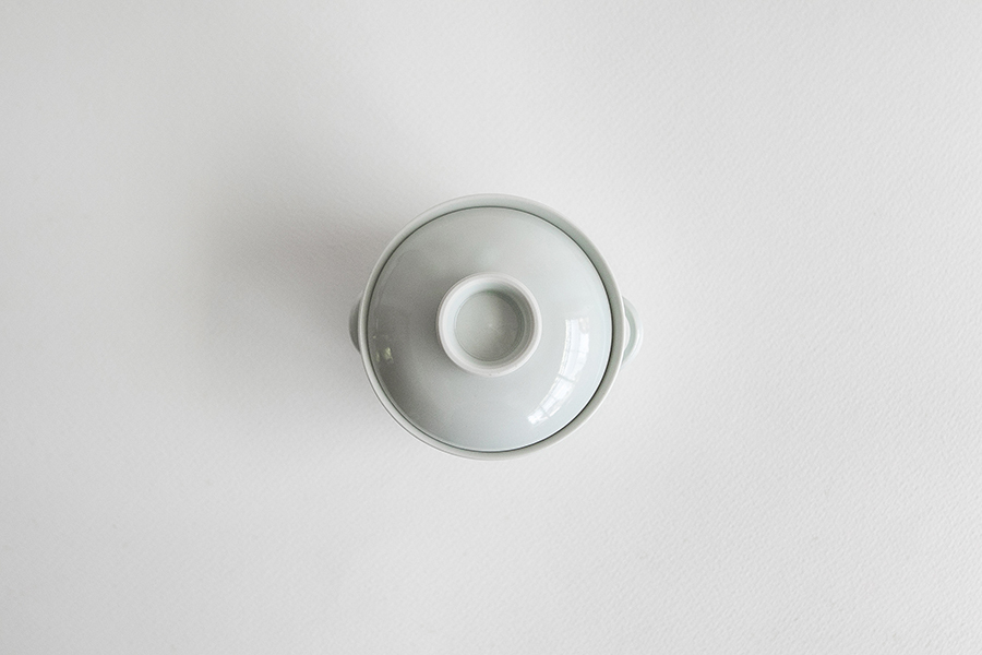 水野克俊-白磁附把手蓋物(反型)