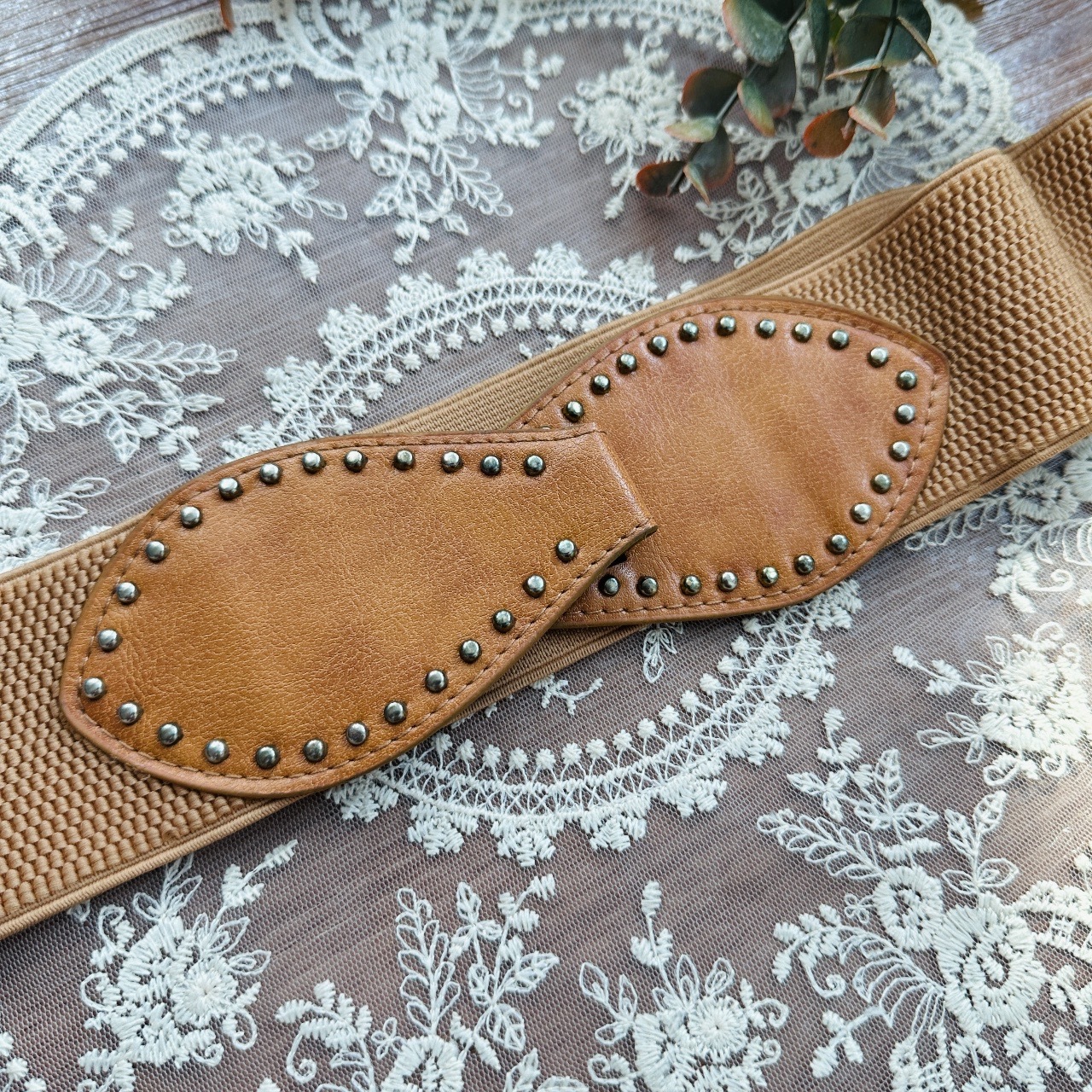 淺啡色蝴蝶形扣橡根腰帶