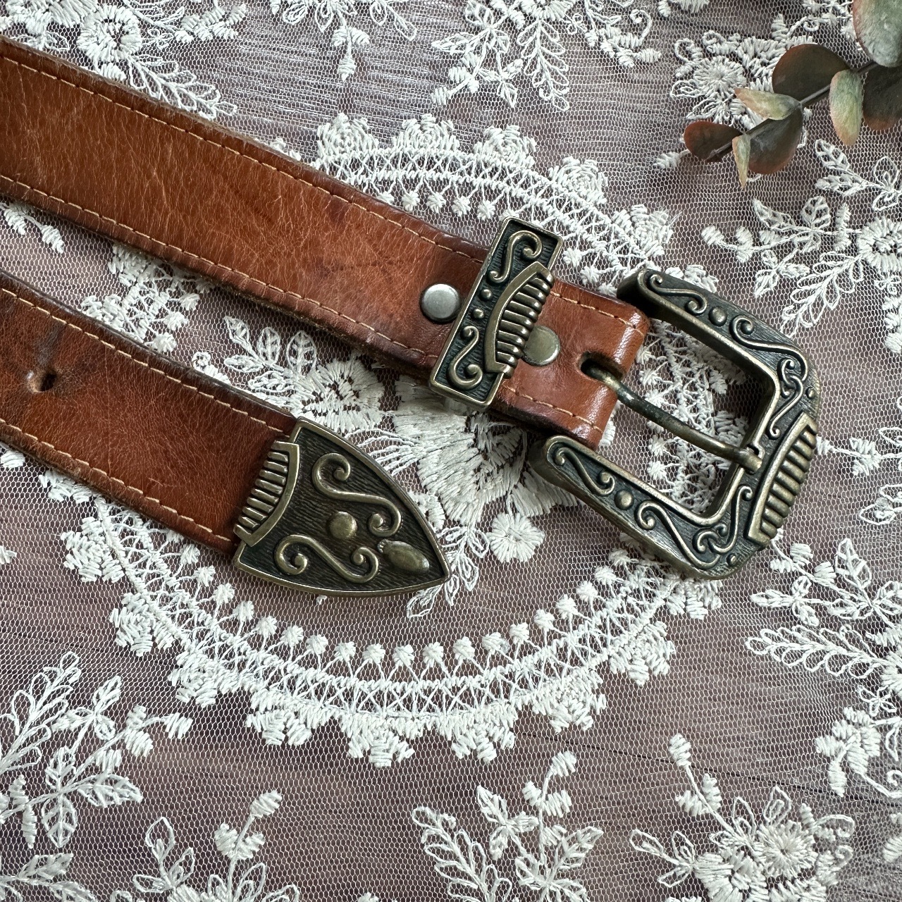 啡色配雕刻銅扣腰帶