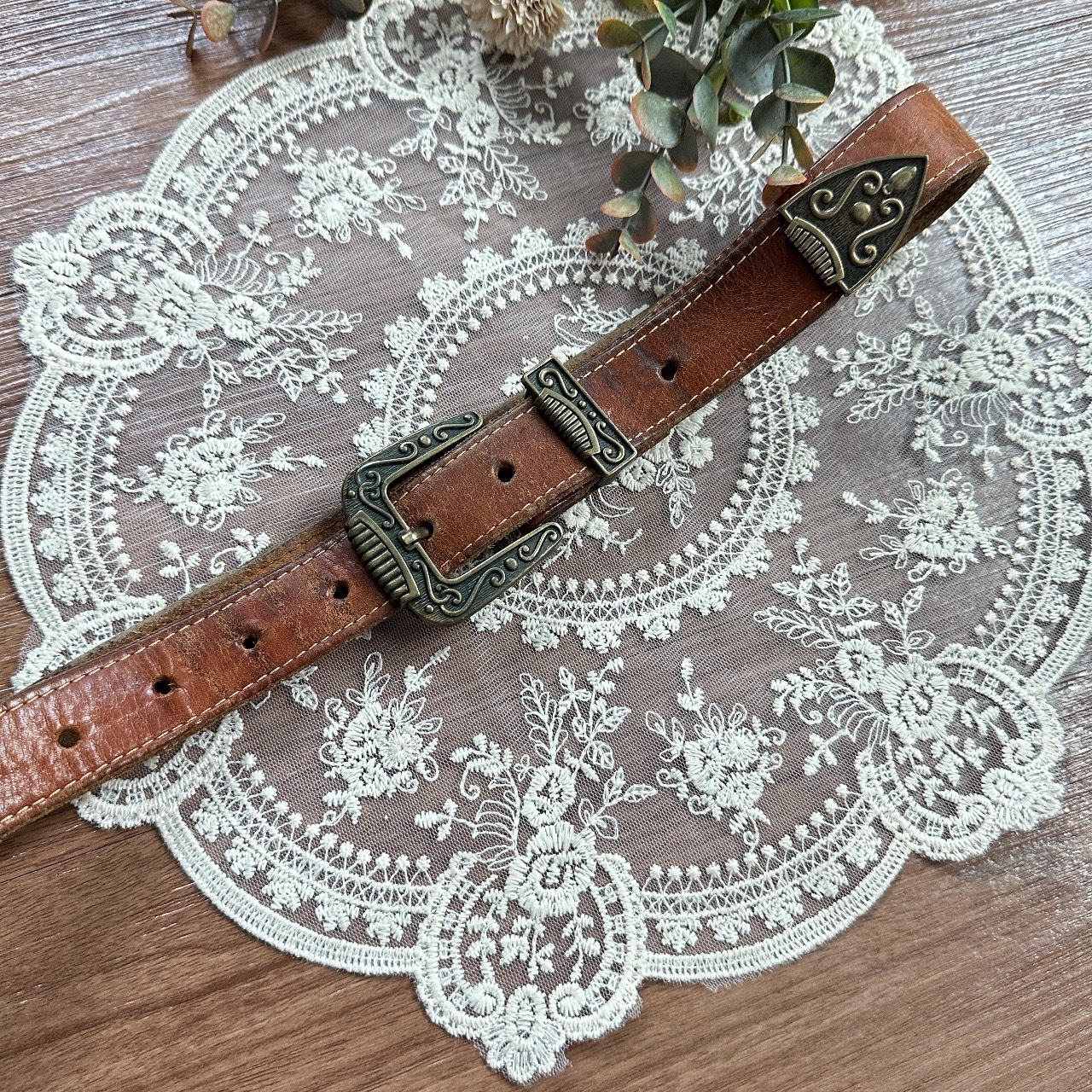 啡色配雕刻銅扣腰帶