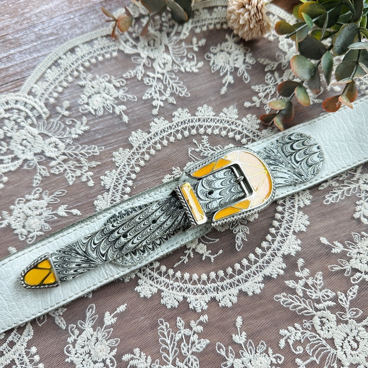 白色羽翼感圖案配黃色扣腰帶