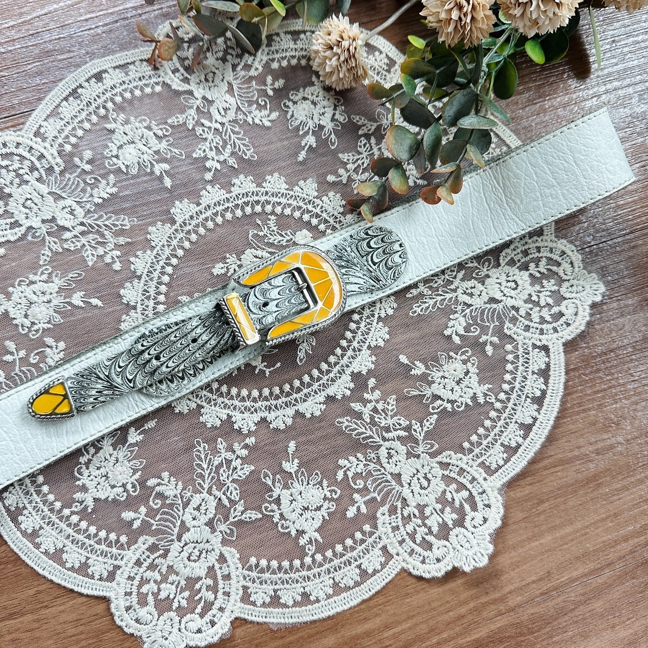 白色羽翼感圖案配黃色扣腰帶