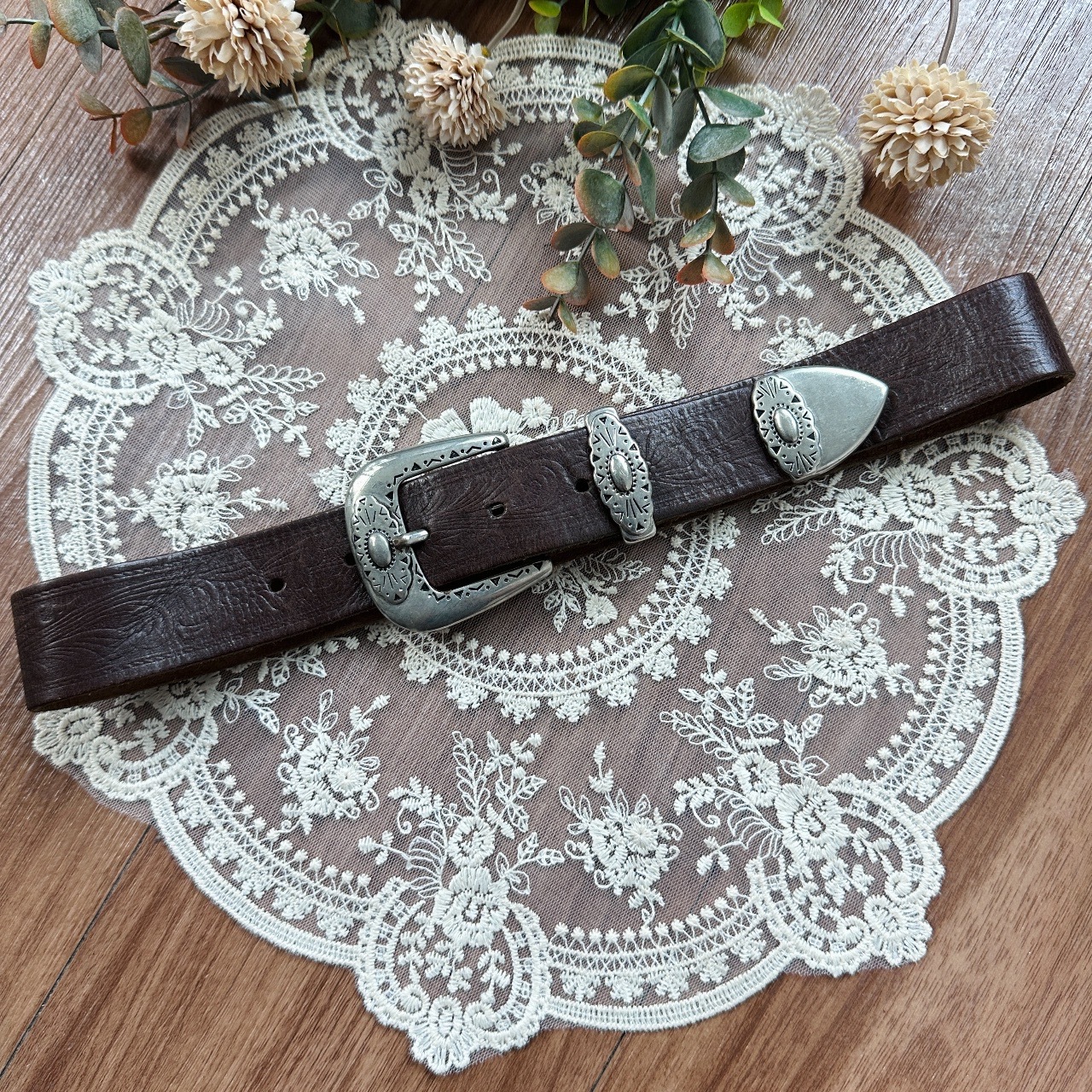 深啡色雕刻扣腰帶