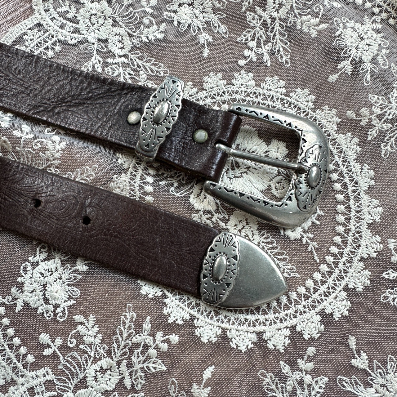 深啡色雕刻扣腰帶