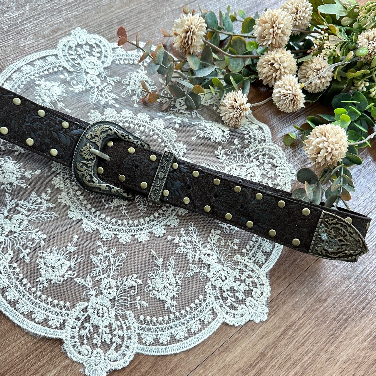 深啡色暗花紋配銅色雕刻扣腰帶