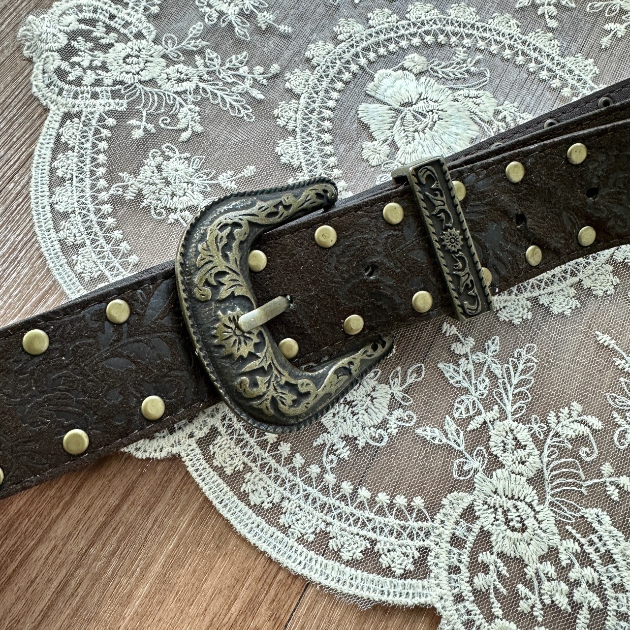 深啡色暗花紋配銅色雕刻扣腰帶