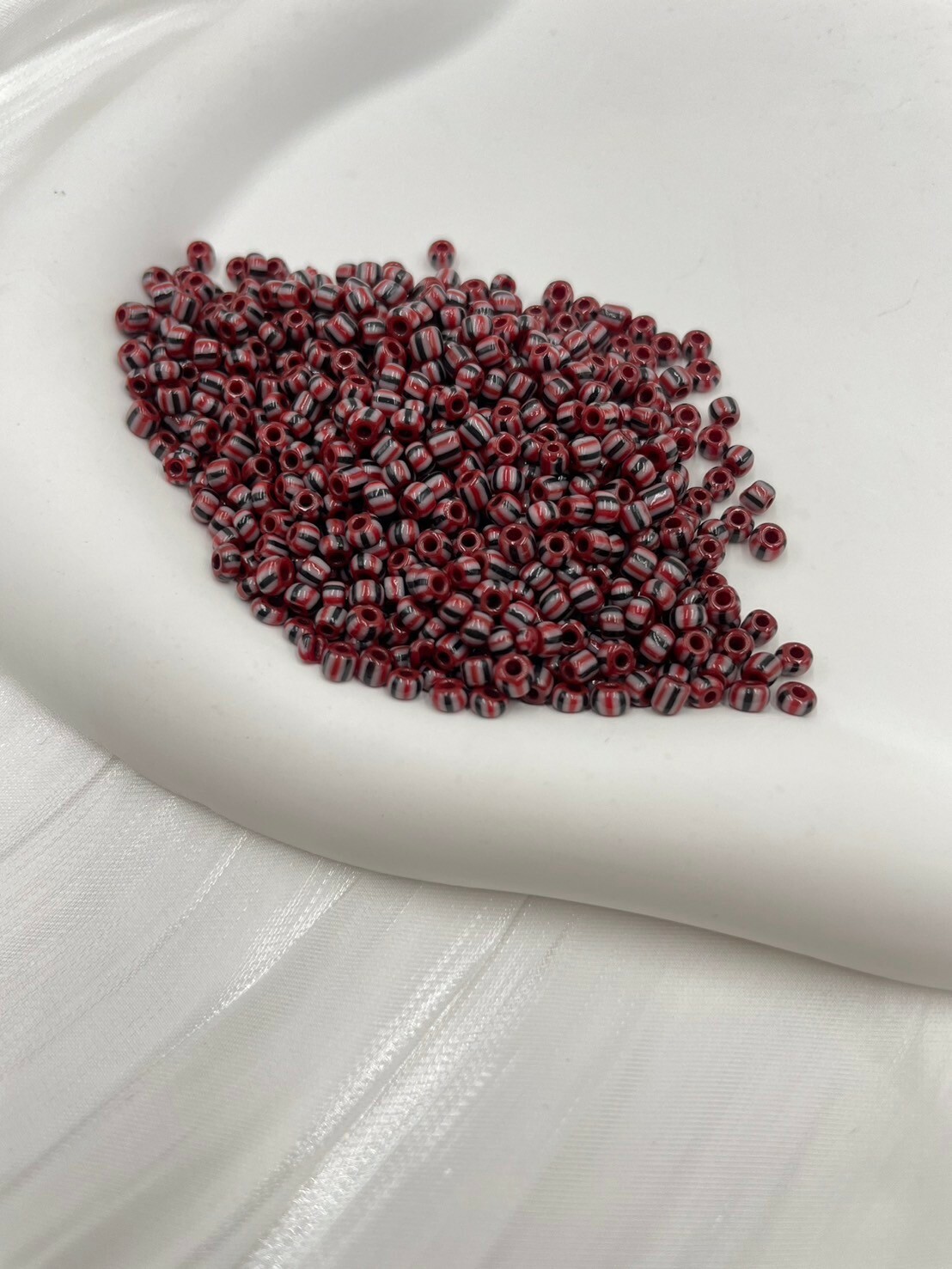 西瓜珠3mm-No.1酒紅-黑白線20g