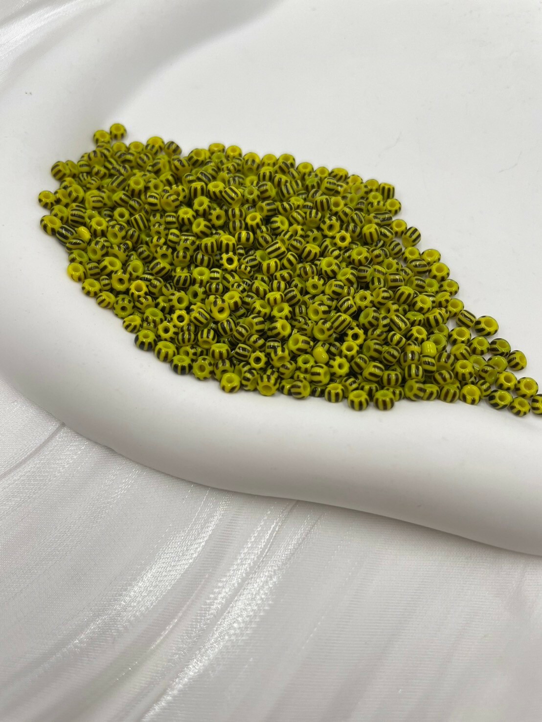 西瓜珠3mm-No.2黃色-深咖線條20g