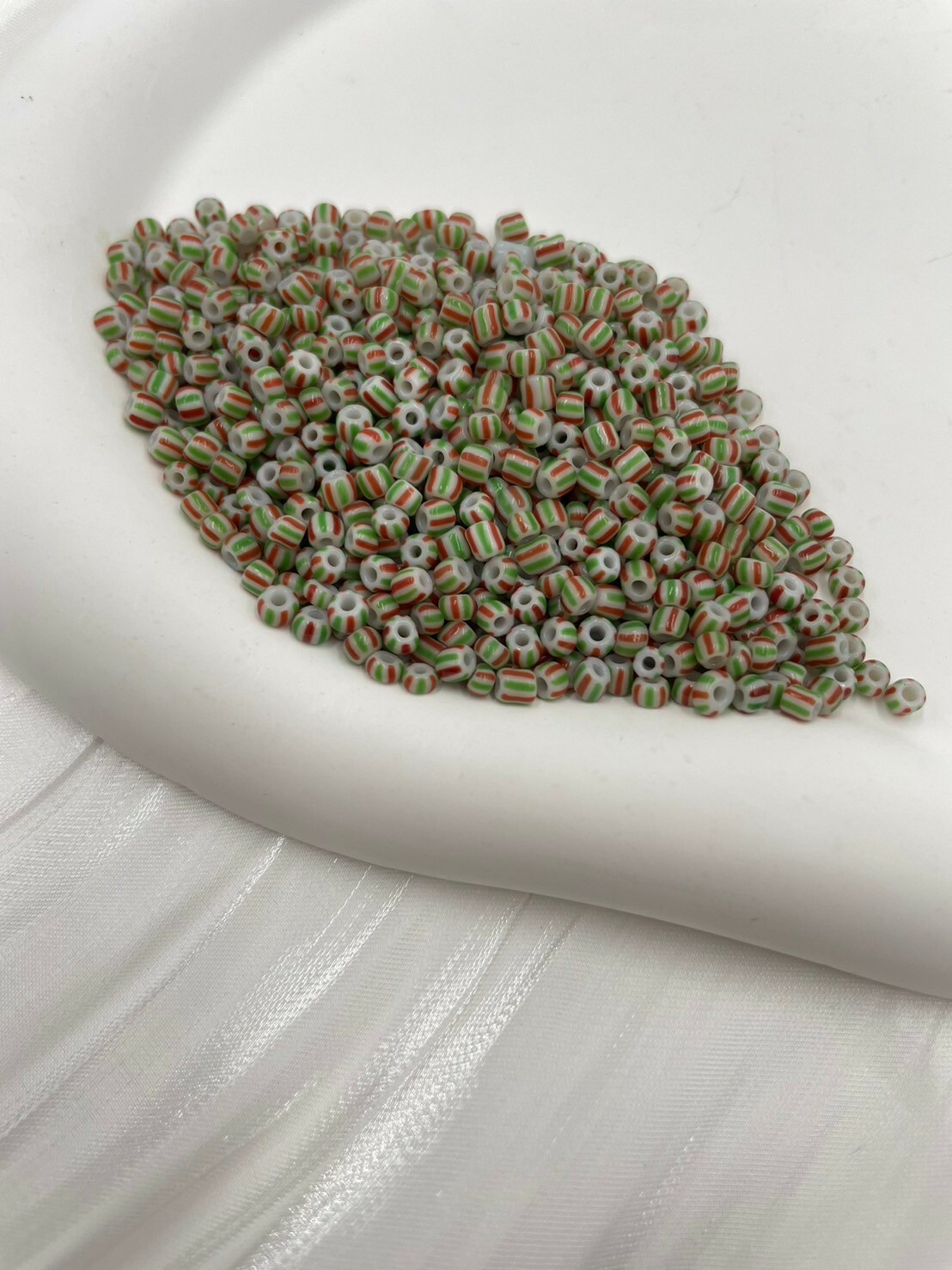 西瓜珠3mm-No.3白色-紅綠線條20g