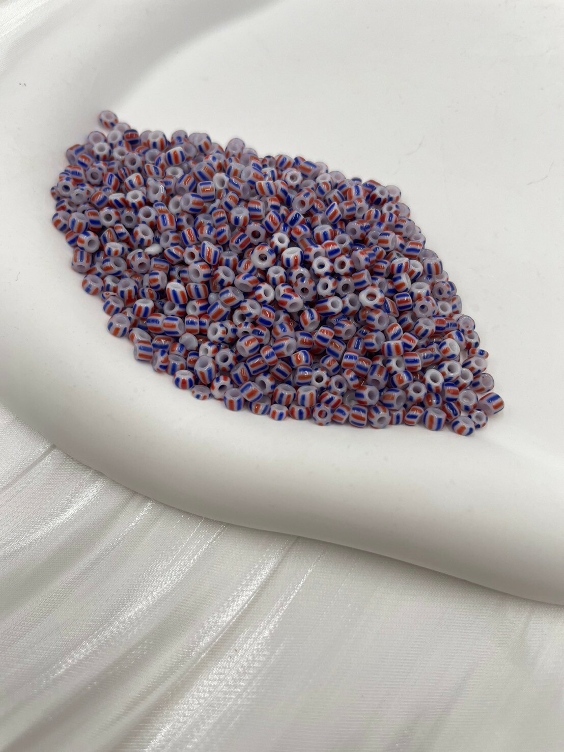 西瓜珠3mm-No.4車輪白色-紅藍線條20g