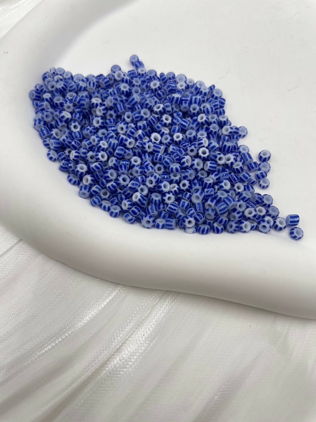 西瓜珠3mm-No.5白色-藍線條20g