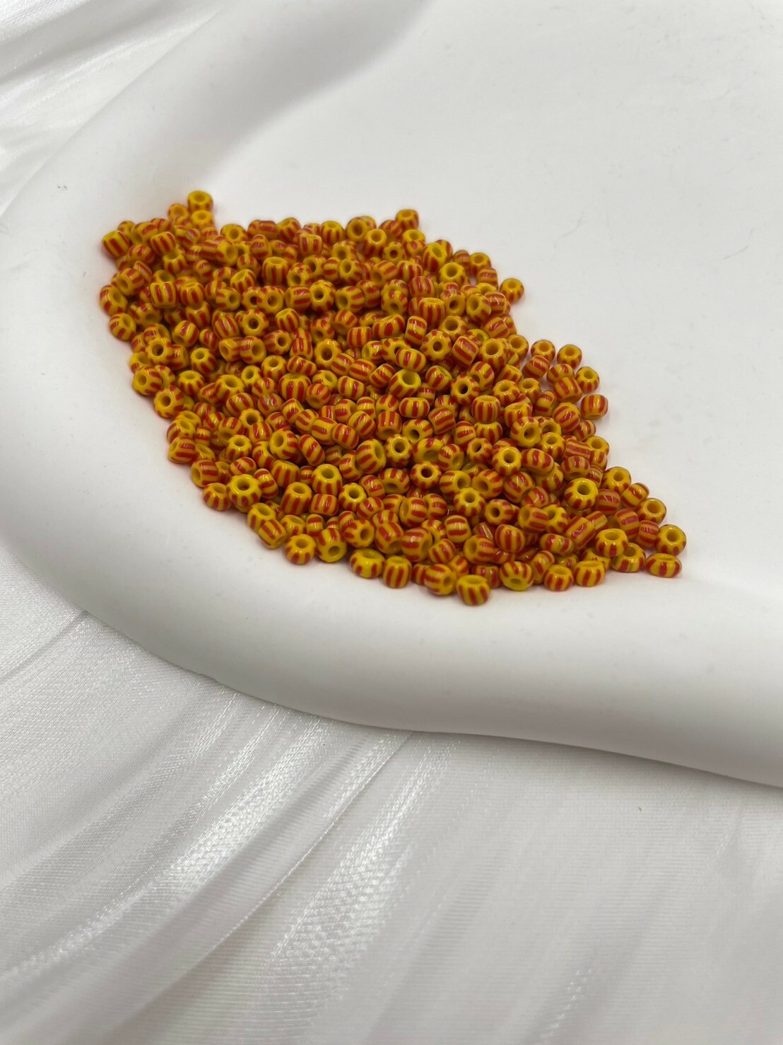 西瓜珠3mm-No.6黃色-紅線條20g