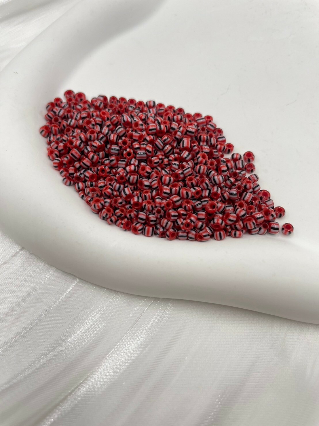 西瓜珠3mm-No.8大紅色-黑白線條20g