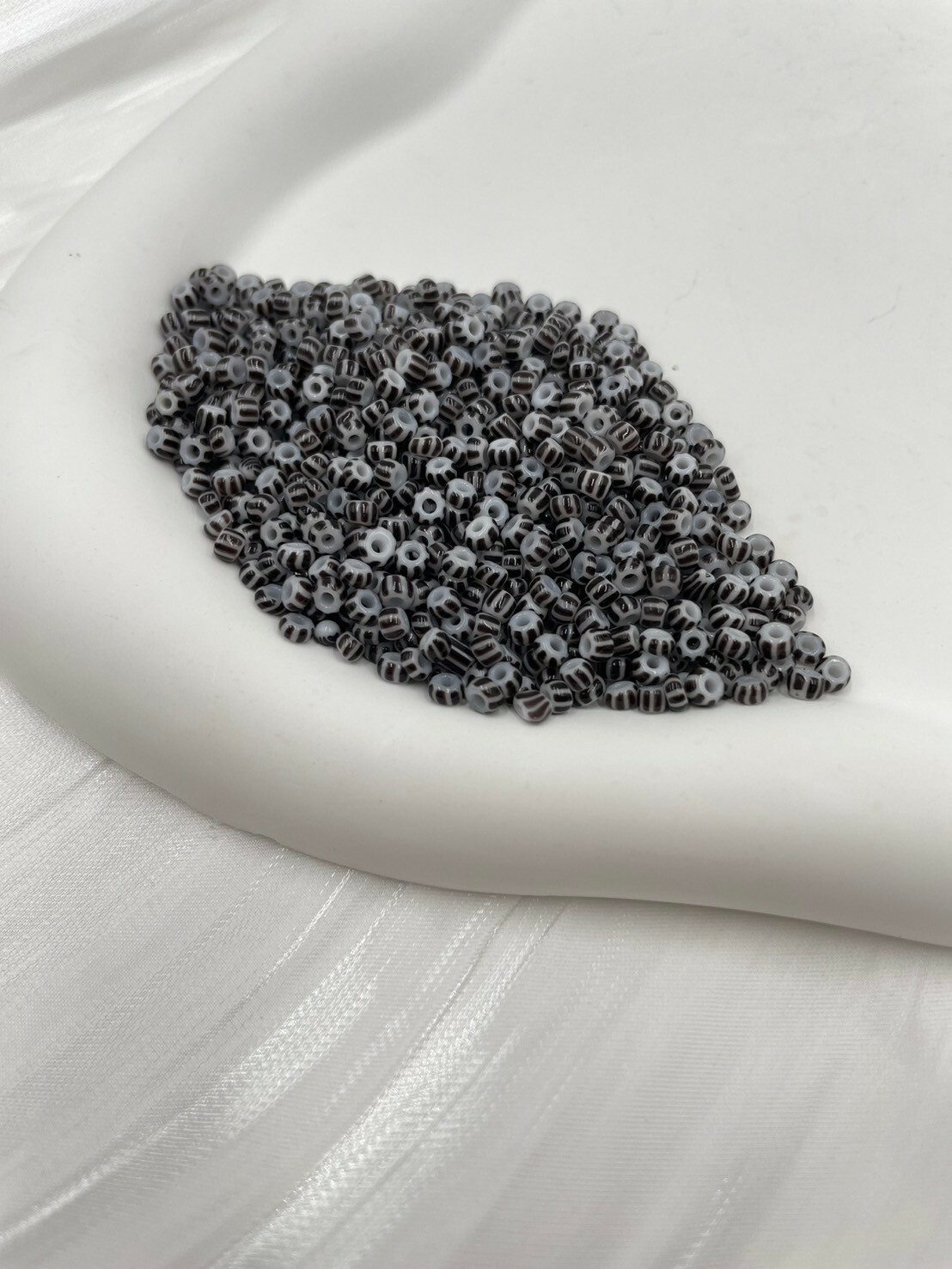 西瓜珠3mm-No.9白色-咖線條20g