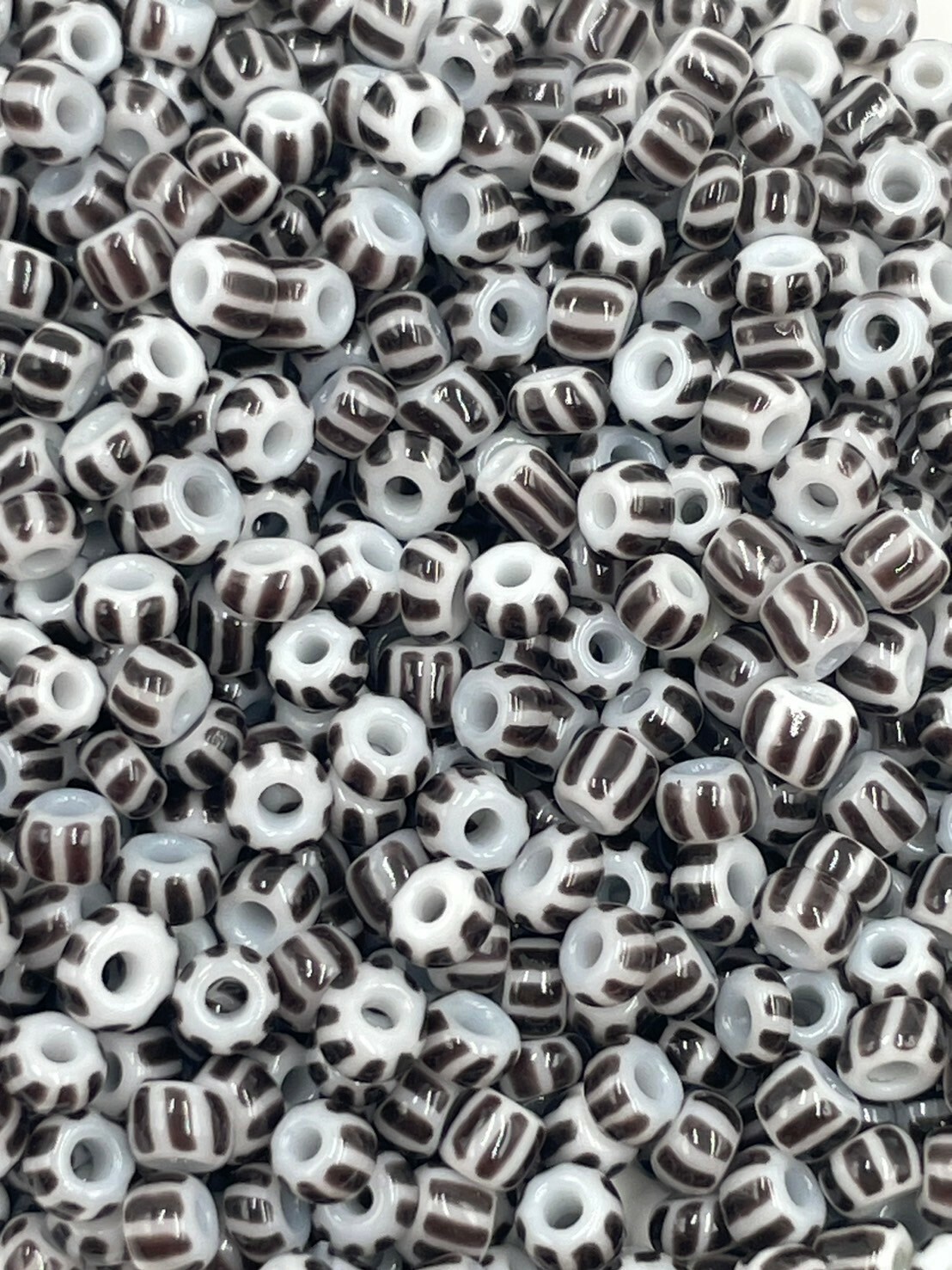 西瓜珠3mm-No.9白色-咖線條20g