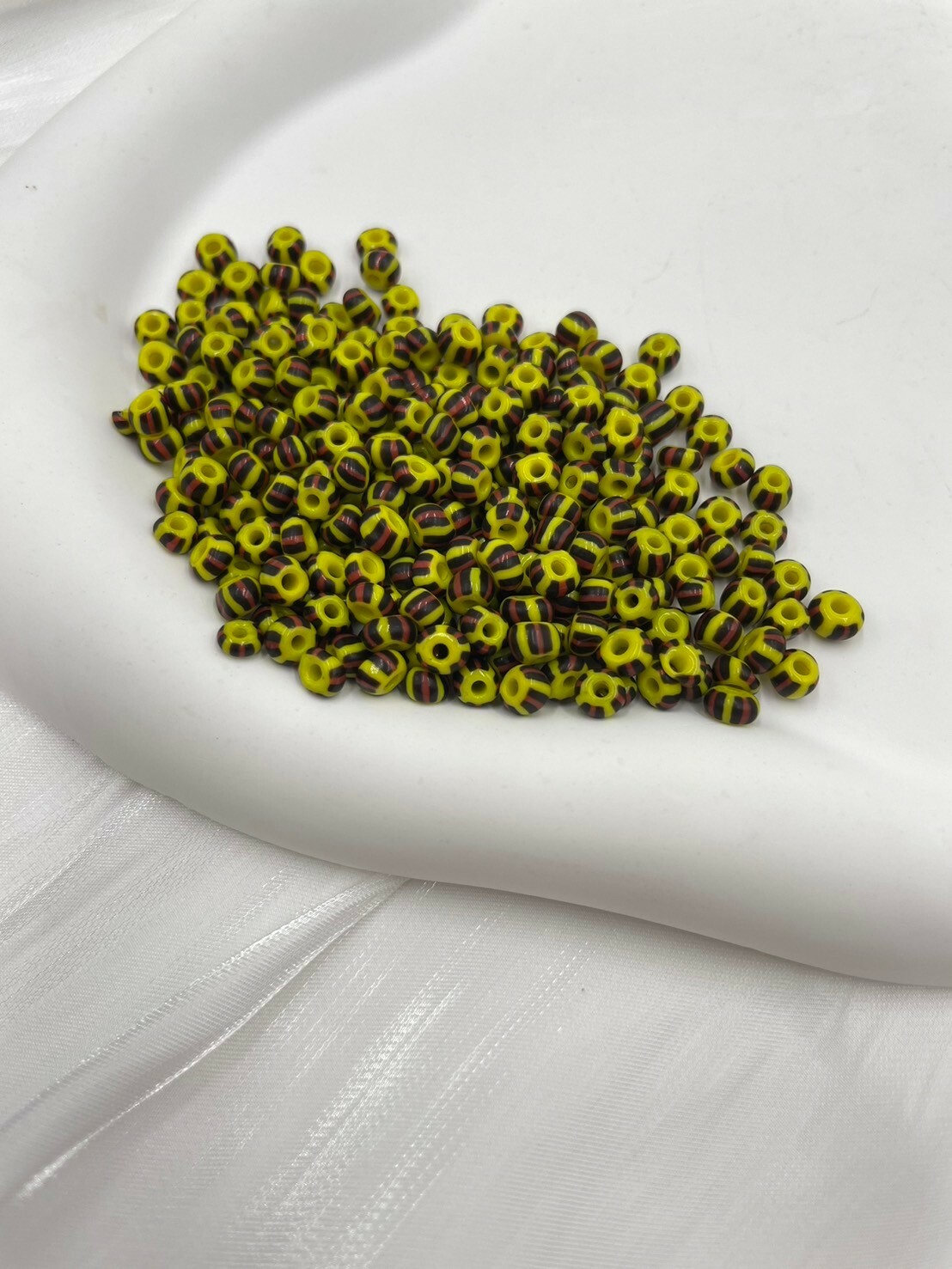 西瓜珠4mm-No.2黃色-黑紅壓線20g