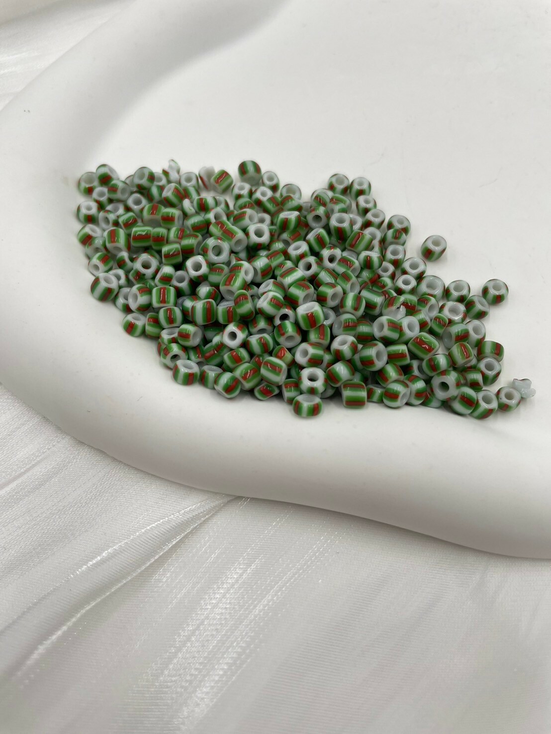 西瓜珠4mm-No.3白色-紅綠壓線20g