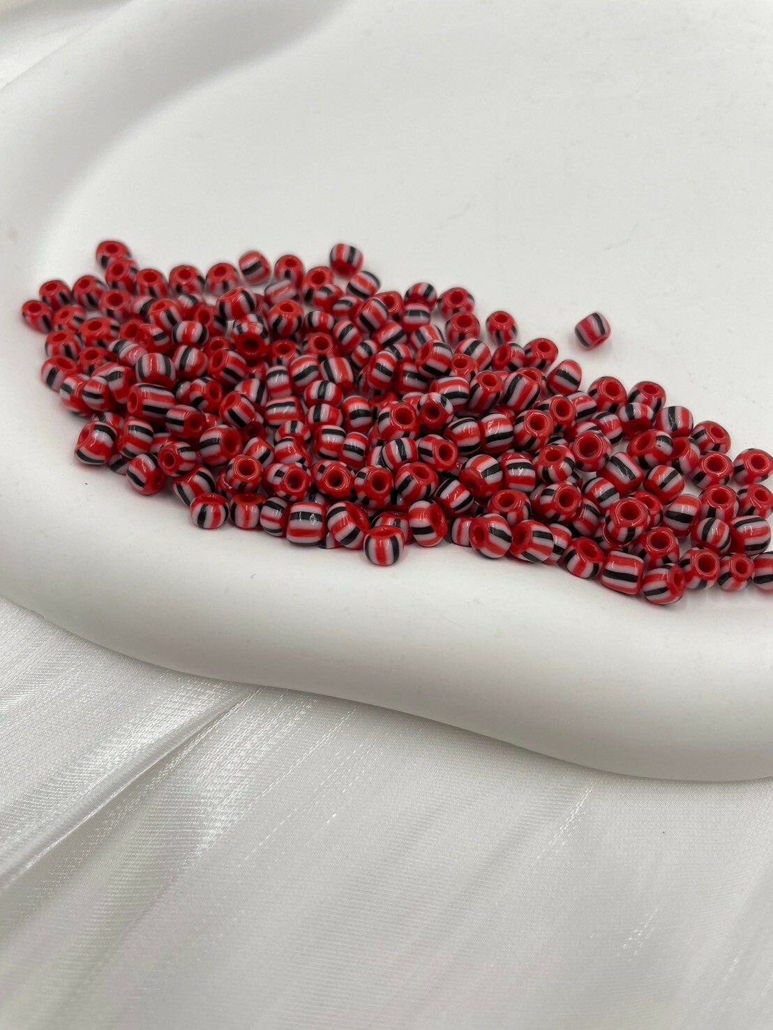 西瓜珠4mm-No.4紅色-黑白壓線20g