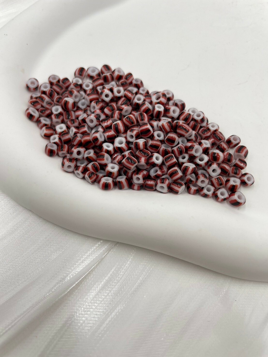 西瓜珠4mm-No.6白色-黑紅壓線20g