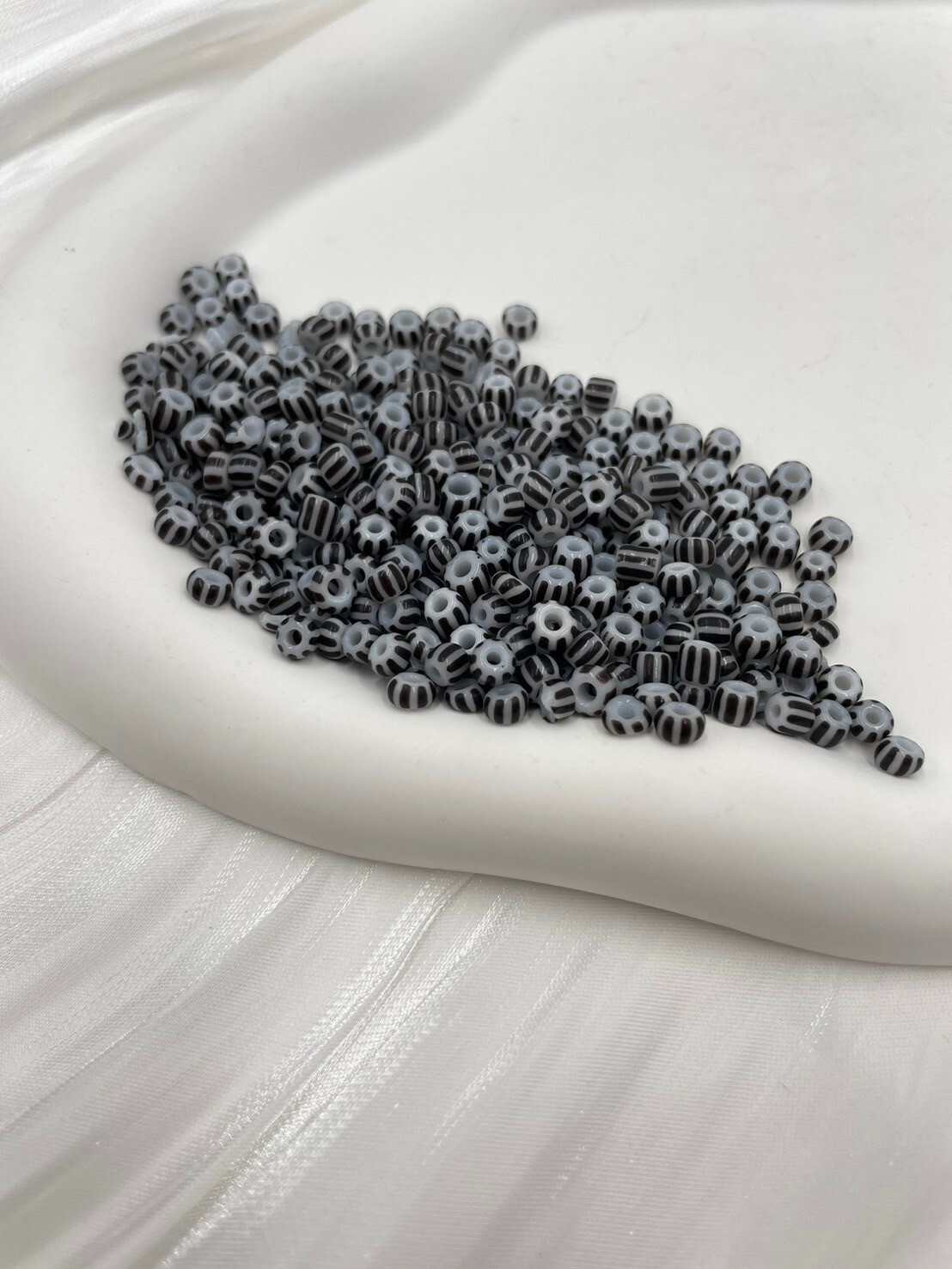 西瓜珠4mm-No.9白色-黑色8線20g