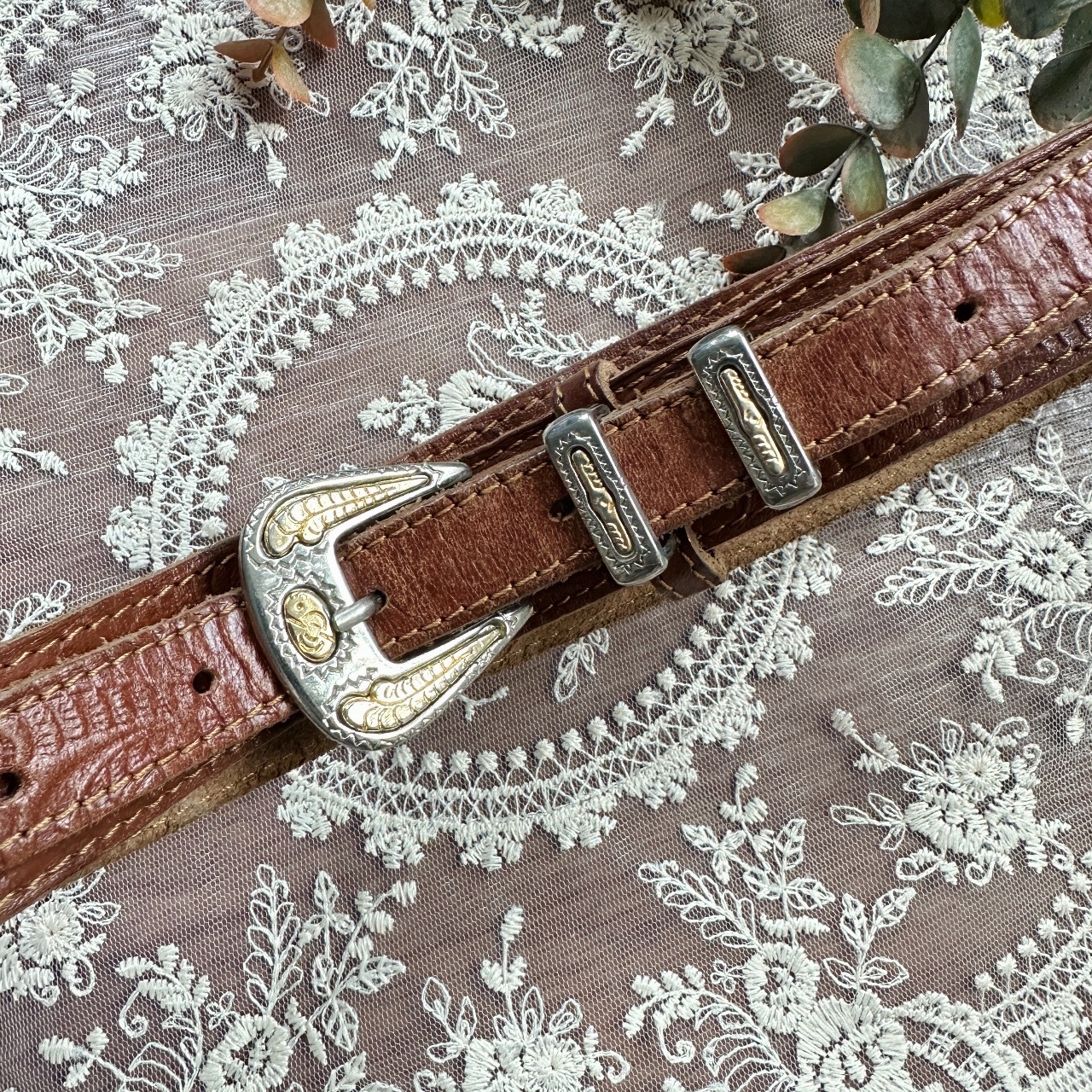 啡色暗花紋銀扣腰帶