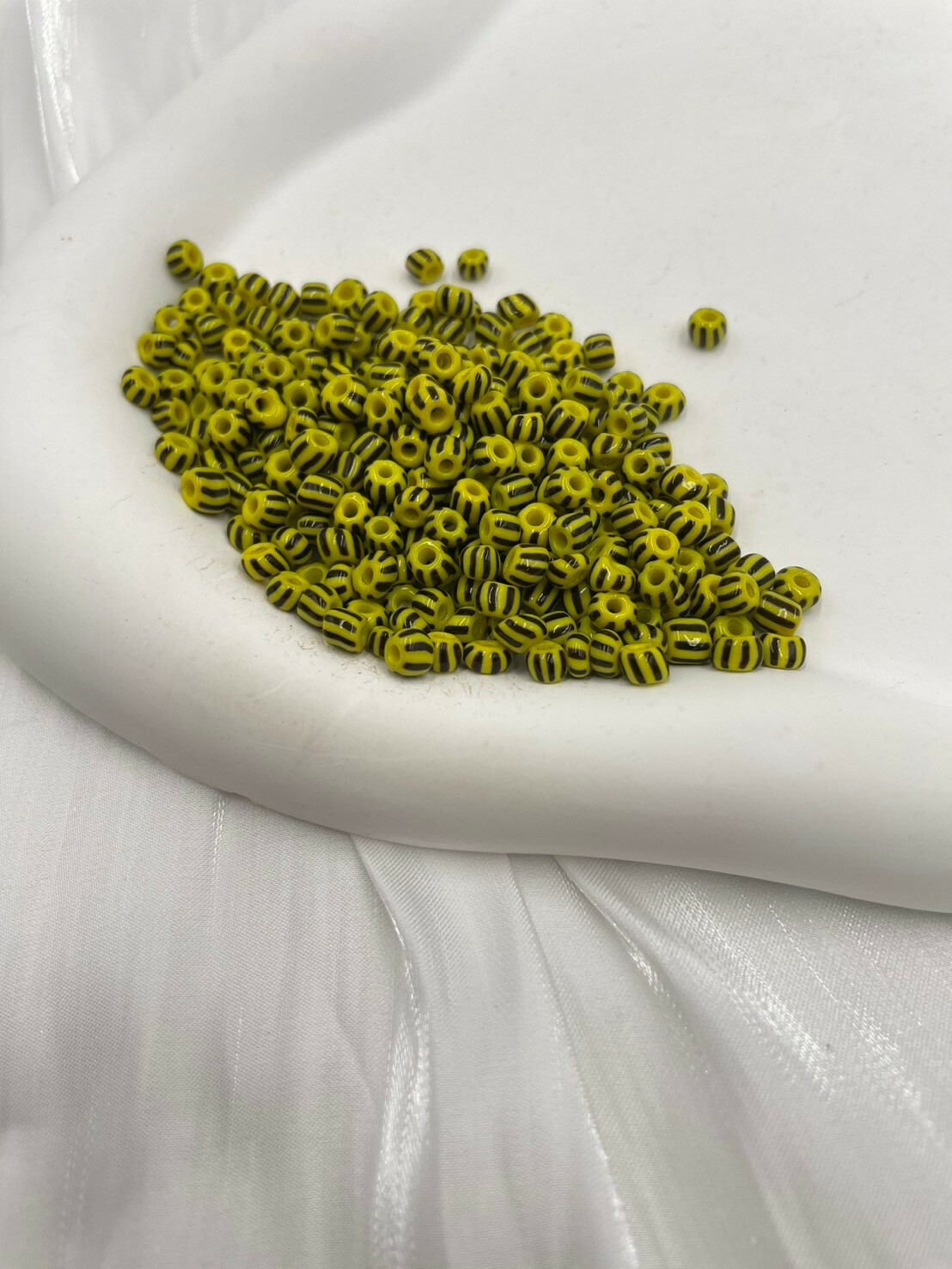 西瓜珠4mm-No.13亮黃色-黑色8線20g