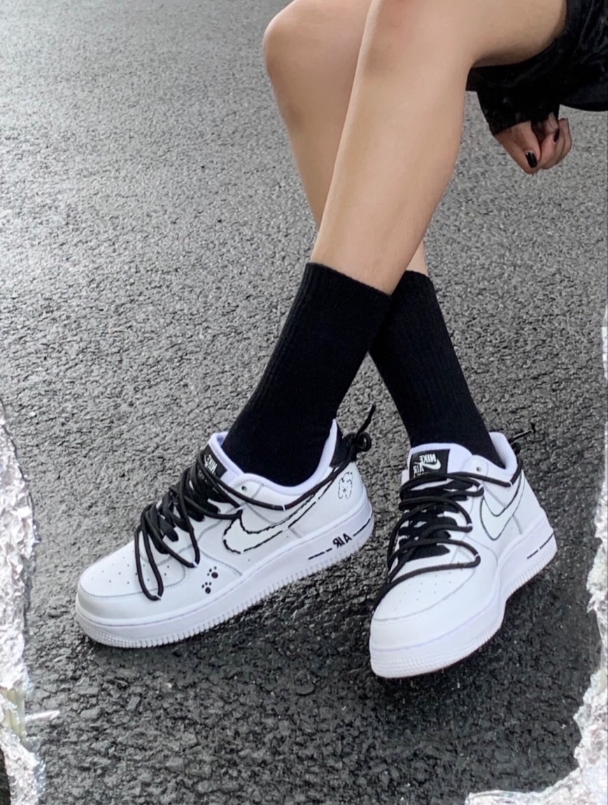 Nike Air Force 1 Vlad 黑白 線條小狗 腳印 DD8959103(Team-線條狗狗女款)