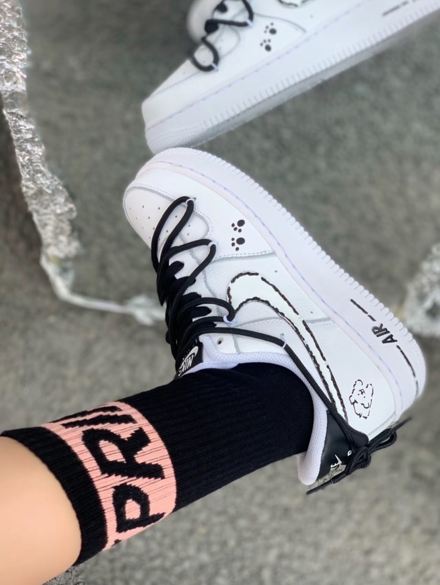 Nike Air Force 1 Vlad 黑白 線條小狗 腳印 DD8959103(Team-線條狗狗女款)