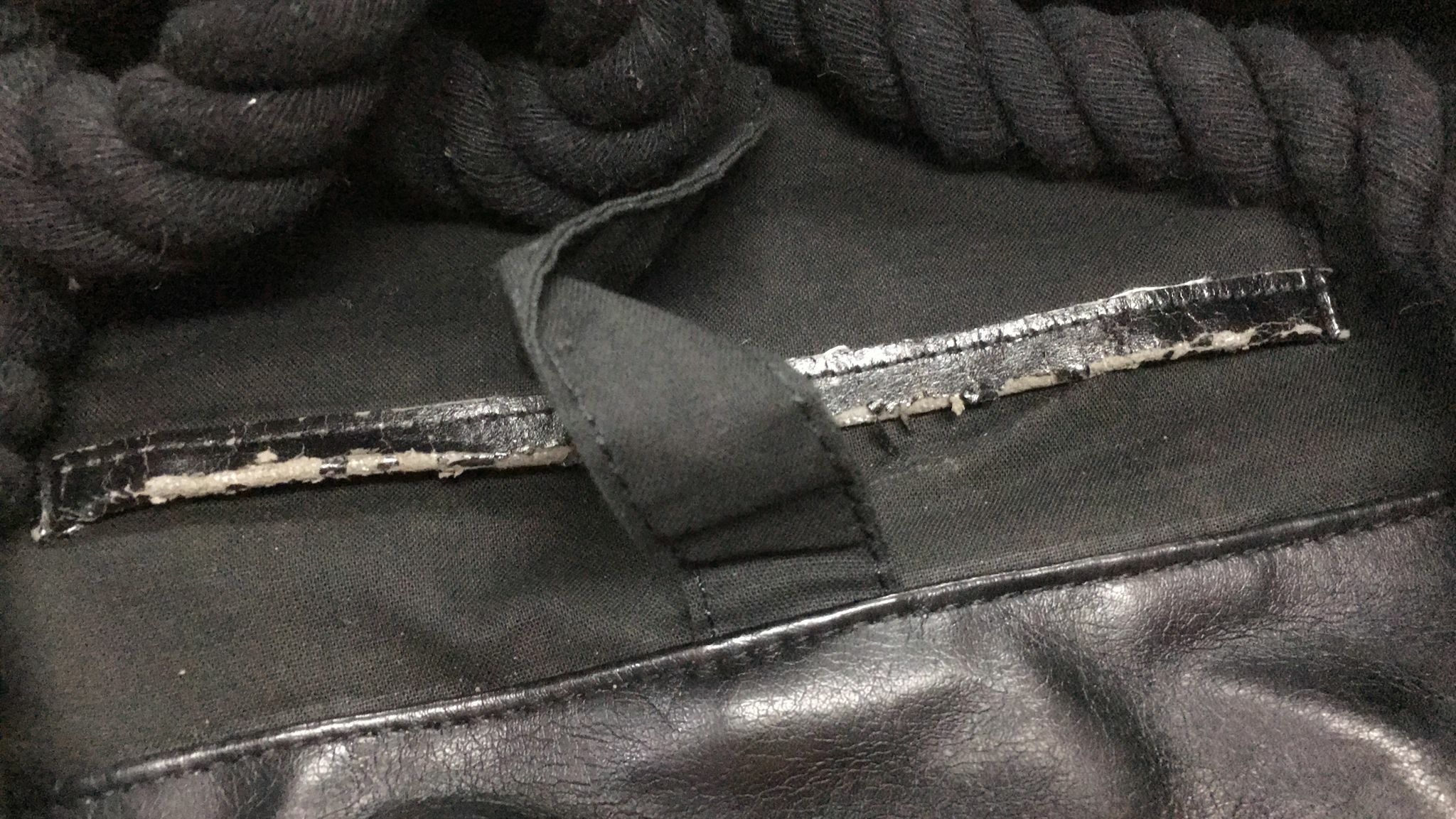 amika: 帆布袋(AT 195),內格有甩皮,唔影響外觀使用