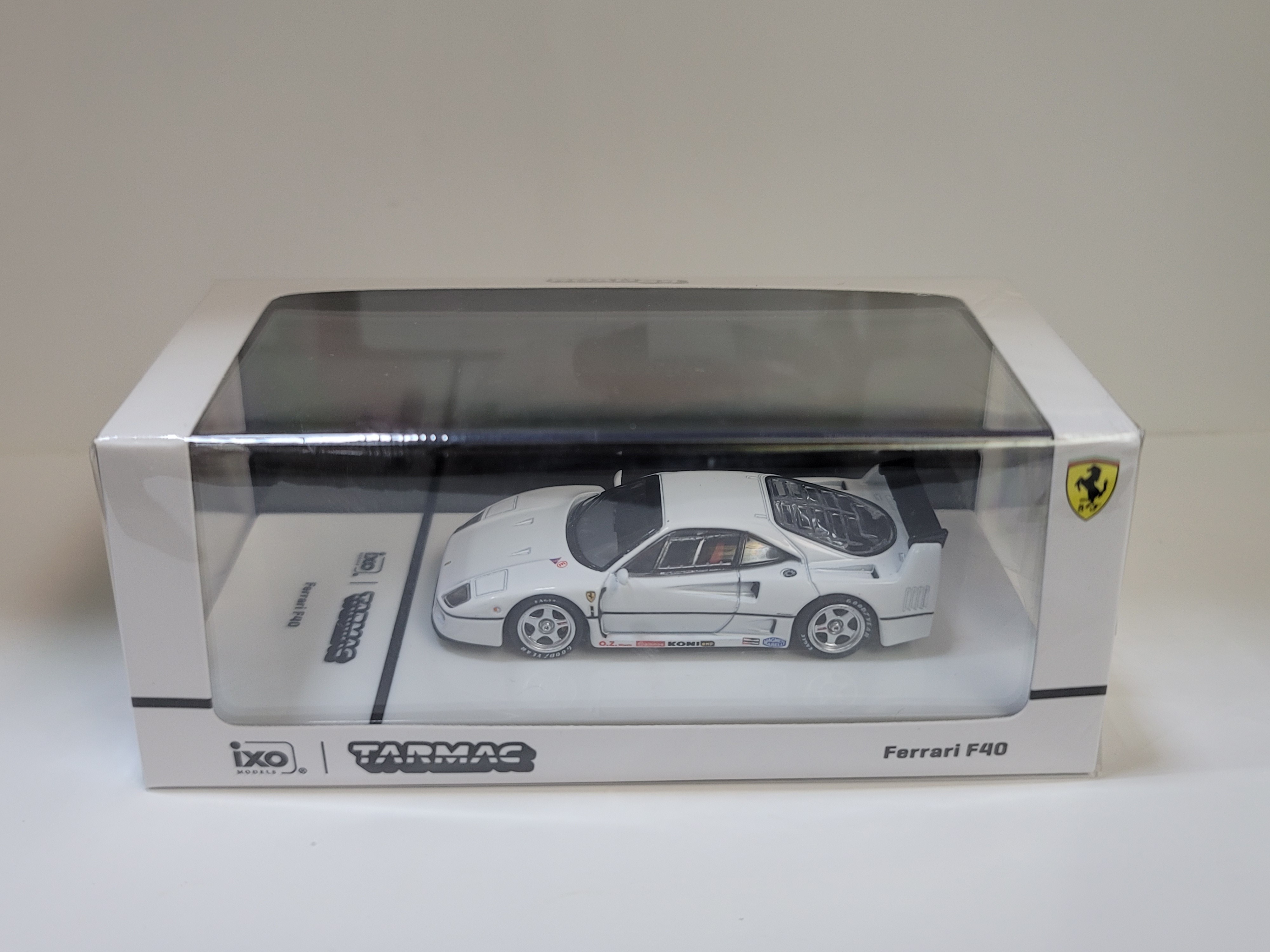 Tarmac 1/64 Ferrari F40 Lightweight - White
