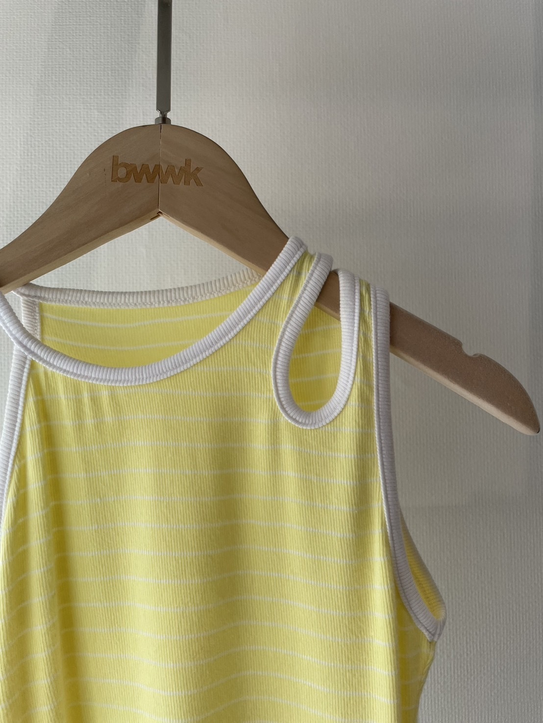 黃 條紋小挖肩設計背心