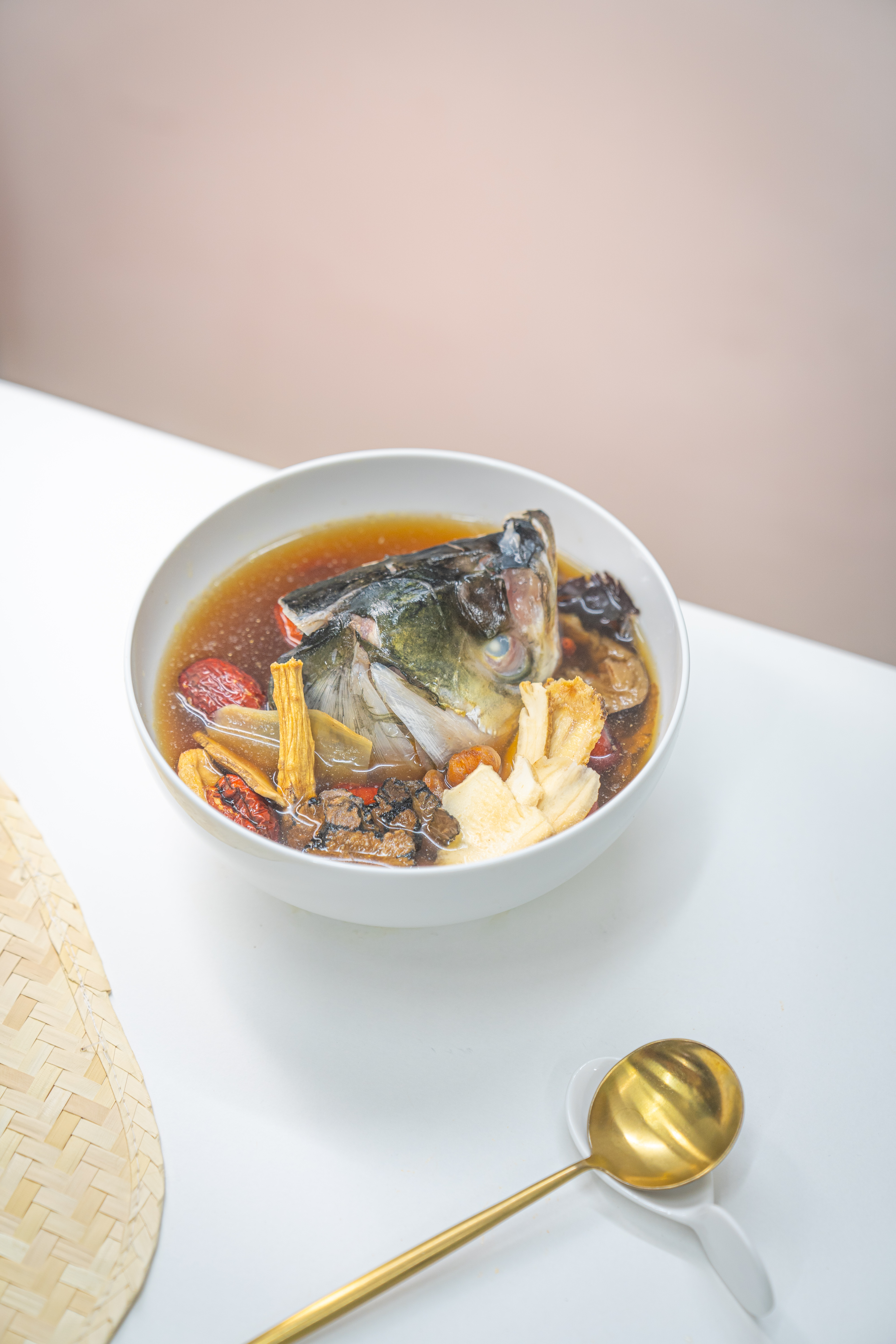 黨蔘天麻川芎燉魚頭湯