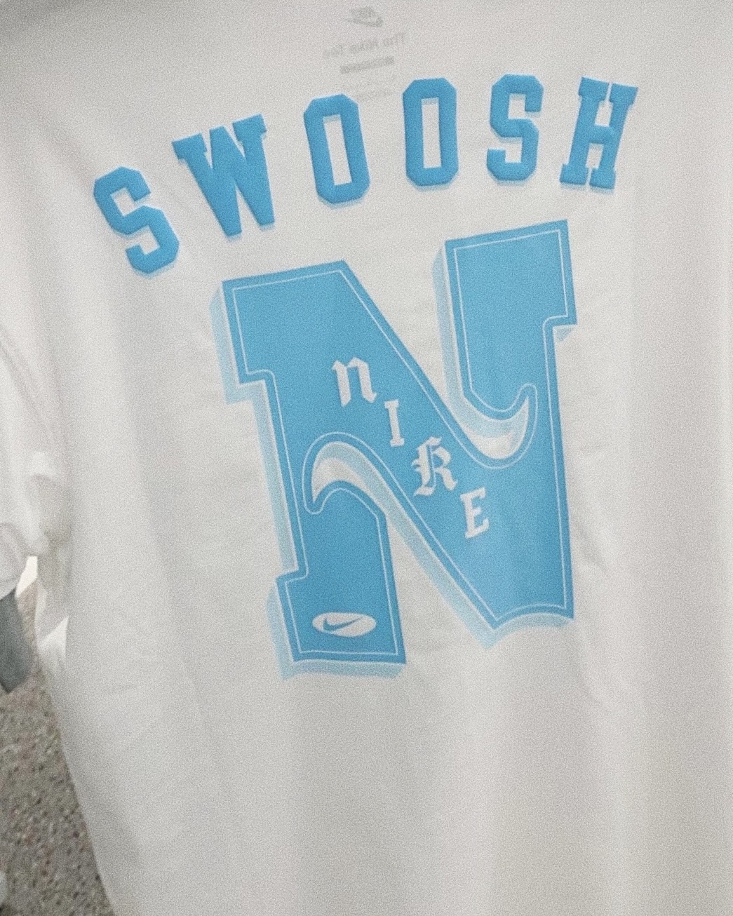 "現貨" NIKE NSW ESSENTIAL "Swoosh Nike" 背圖設計