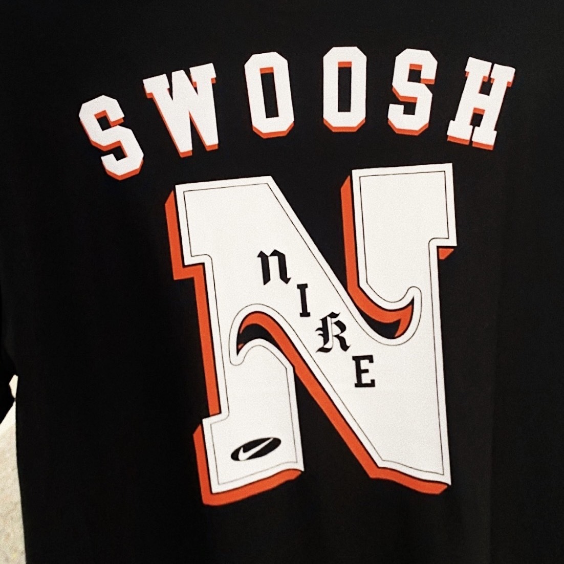 "現貨" NIKE NSW ESSENTIAL "Swoosh Nike" 背圖設計