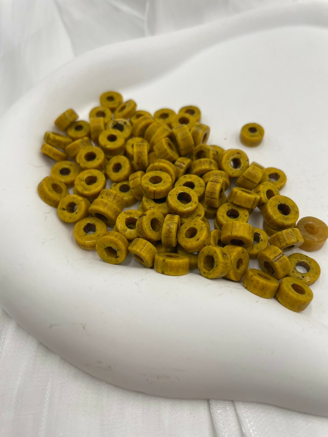公克-No.1尼泊爾進口扁老黃珠長3.2mm寬8.3mm