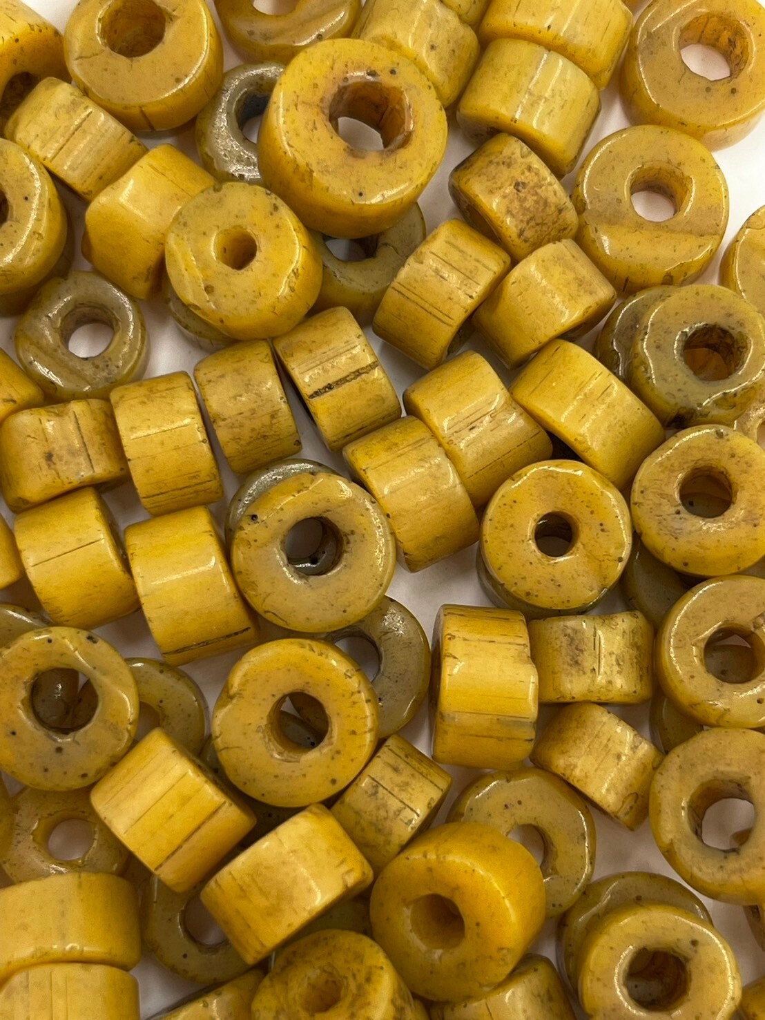 公克-扁仿舊黃珠7.5mm厚4mm孔2mm