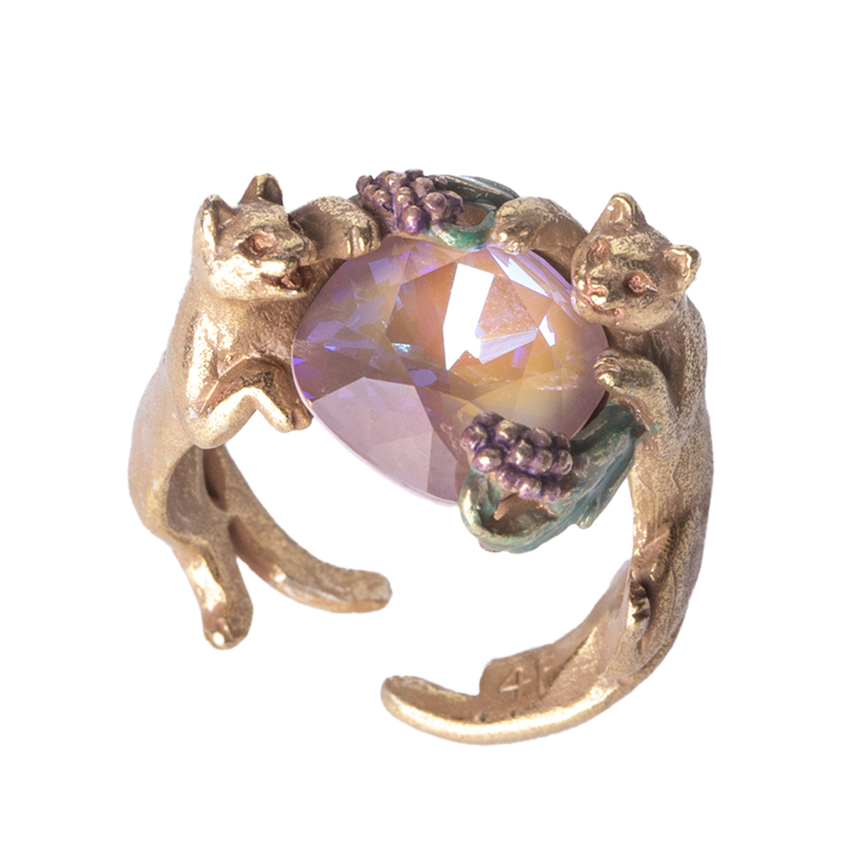 與植物遊玩的貓戒指