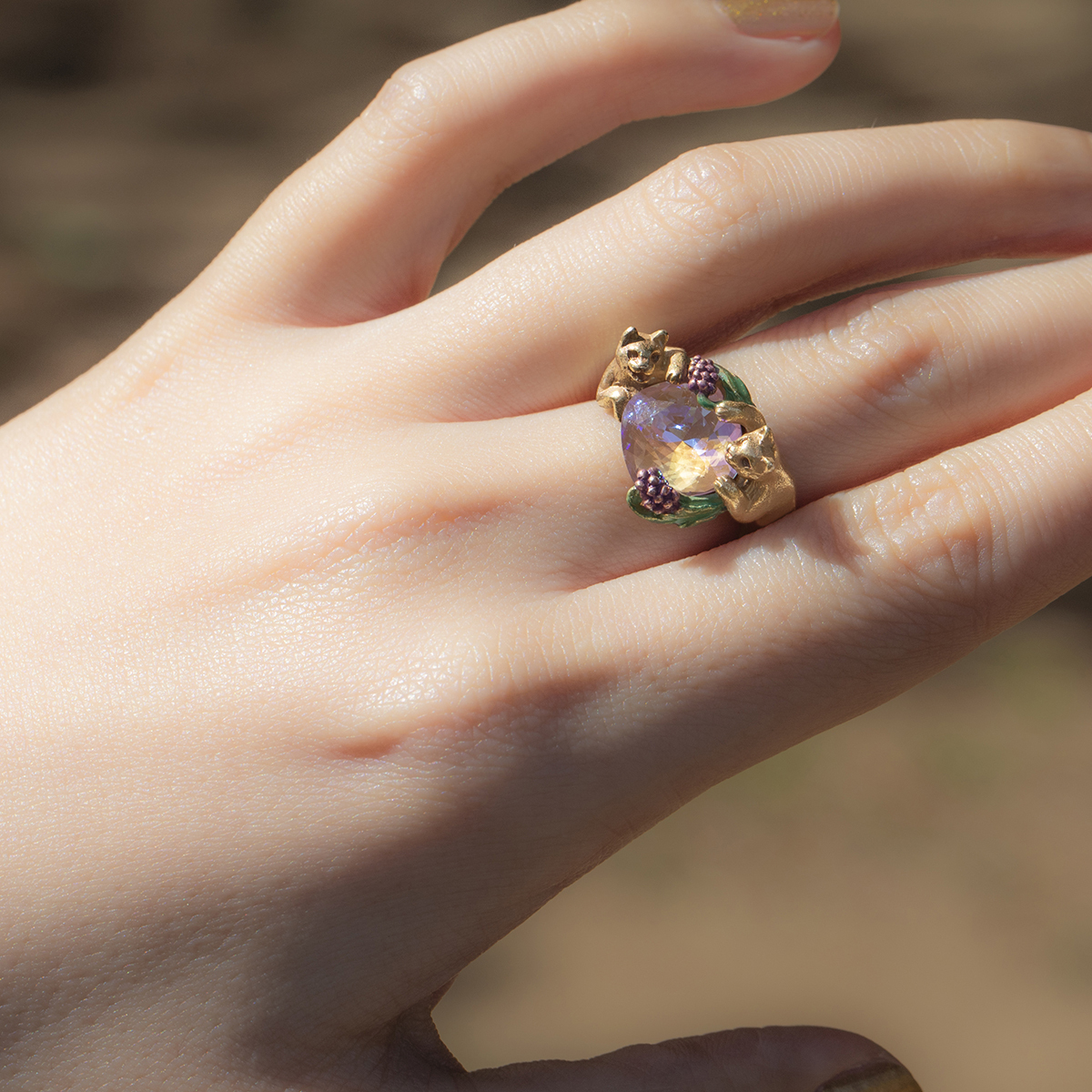 與植物遊玩的貓戒指