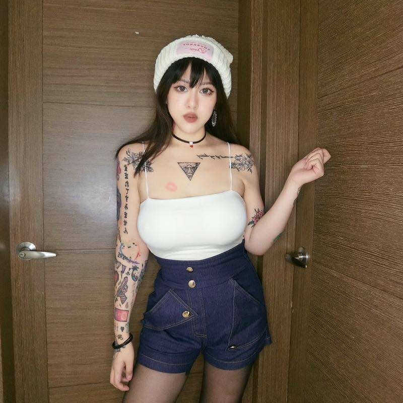 三角形金釦縮腰牛仔短褲