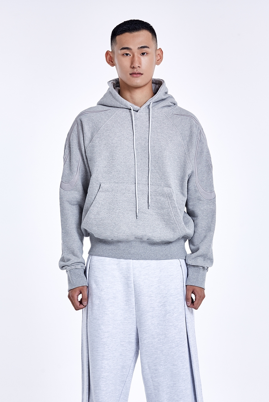 袖上大 LOGO 連帽長袖Ｔ恤－灰