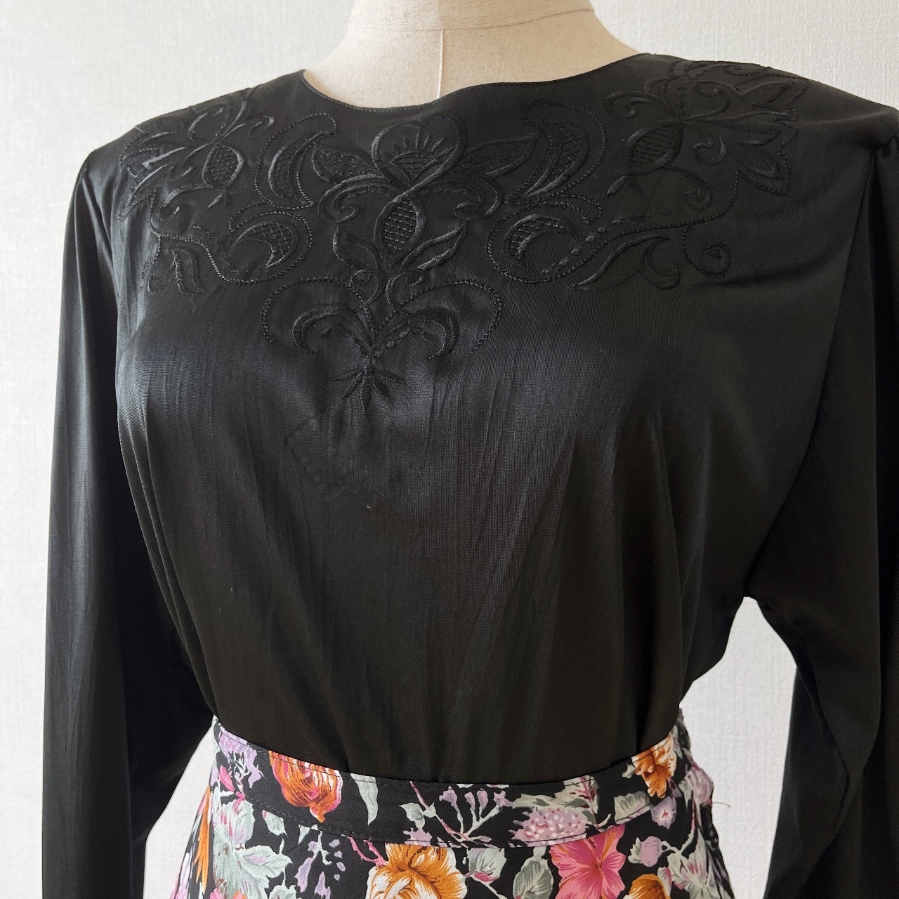 黑色氣質絲質感刺繡古着上衣