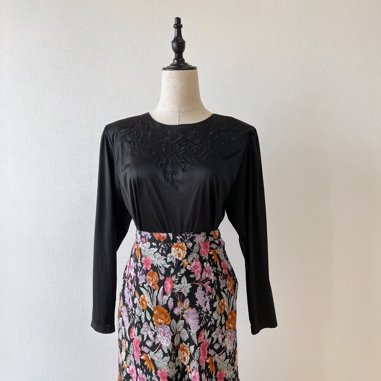 黑色氣質絲質感刺繡古着上衣